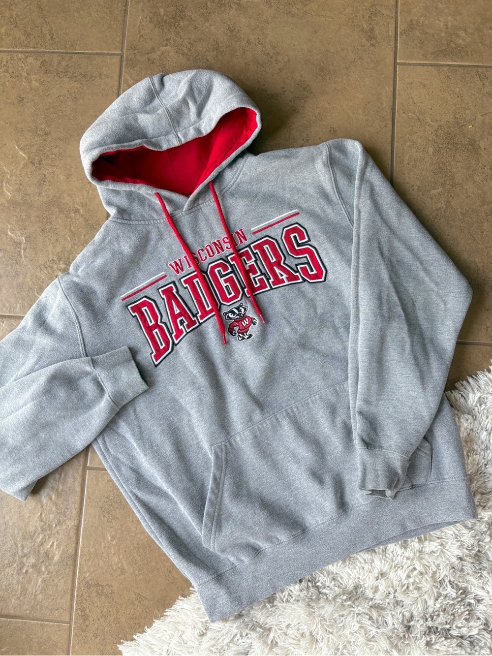 Colosseum Gray & Red Wisconsin Badgers Hoodie • Size M